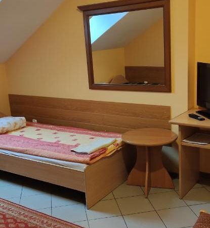 Uslugi Hotelarskie Helena شيمياتيتشي المظهر الخارجي الصورة